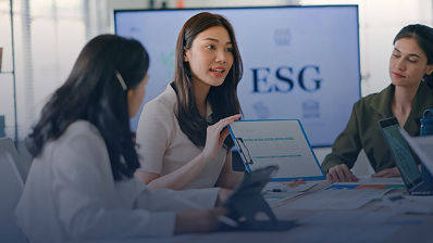 women strategizing business